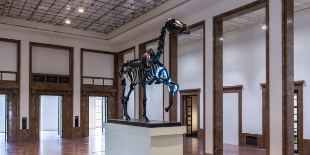 Hans Haacke: Gift Horse, 2015 Haus der Kunst 2017 Installationsansicht / Installation view Photo: Maximilian Geuter © VG Bild-Kunst, Bonn