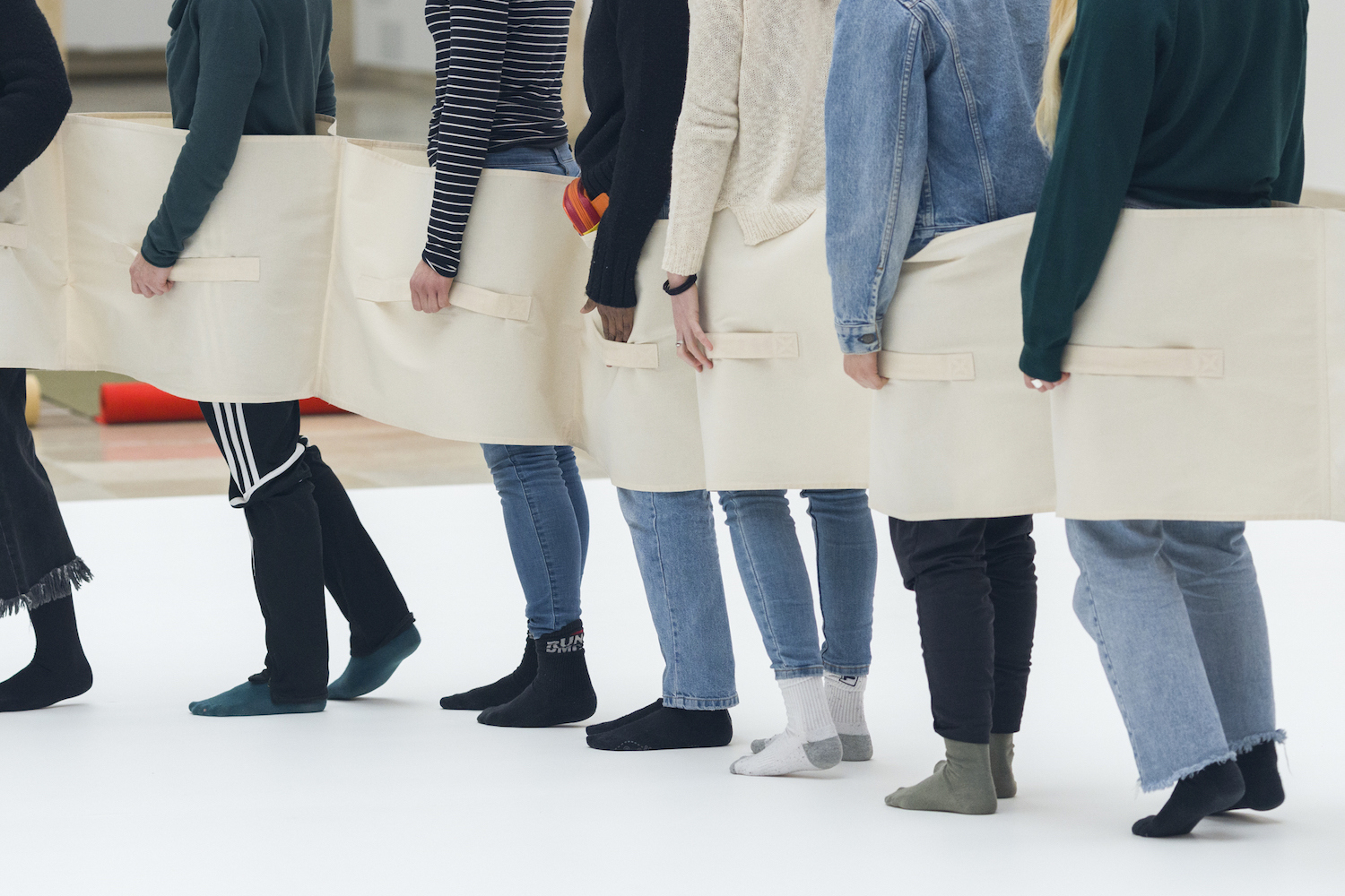 Franz Erhard Walther. Shifting Perspectives, Installationsansicht, Aktivierung aus Erster Werksatz, 1963-1969, Haus der Kunst, 2020, Foto: Maximilian Geuter © VG Bild-Kunst, Bonn 2020