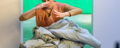 Alice Peragine, PLEASE HOLD THE LINE – THANK YOU (FOR HOLDING), EXHAUSTER (Part One), Live call-in TV-Show, 2021, Kostüm: Nina Divitschek, Foto: Helge Mundt