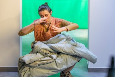 Alice Peragine, PLEASE HOLD THE LINE – THANK YOU (FOR HOLDING), EXHAUSTER (Part One), Live call-in TV-Show, 2021, Kostüm: Nina Divitschek, Foto: Helge Mundt