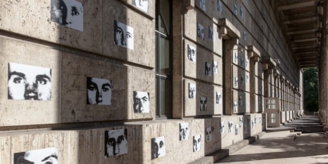 Christian Boltanski, "Résistance", 1993/94 © VG Bild-Kunst, Bonn, 2015, und Gustav Metzger, "Travertin/Judenpech", 1999 (im Hintergrund), Neuinstallation Haus der Kunst, 2015, Foto Maximilian Geuter <>