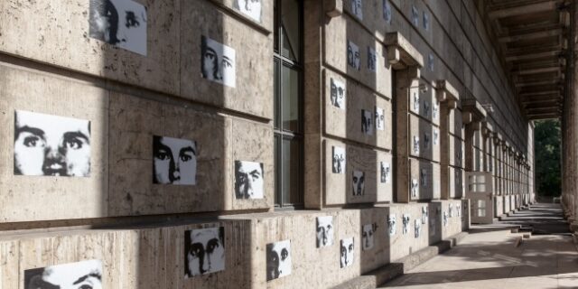 Christian Boltanski, "Résistance", 1993/94 © VG Bild-Kunst, Bonn, 2015, und Gustav Metzger, "Travertin/Judenpech", 1999 (im Hintergrund), Neuinstallation Haus der Kunst, 2015, Foto Maximilian Geuter <>
