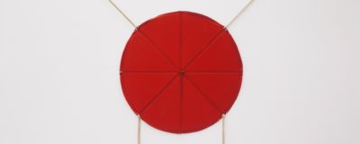 Franz Erhard Walther, Rote Scheibe mit vier Bändern, 1963, Franz Erhard Walther Foundation © VG Bild-Kunst, Bonn 2019