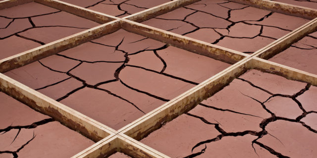 Alice Aycock Clay #2, 1971/2012 1,500 Kilogramm Ton gemischt mit Wasser in einem Holzrahmen, je 121.92 x 121.92 x 15.24 cm. Installationsansicht. Foto: Maximilian Geuter.