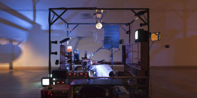 Janet Cardiff & George Bures Miller The Killing Machine, 2007 Installation mit Zahnarztstuhl, S/W Fernsehapparate, Robotertechnik, Pneumatik, Gitarre, Computer, Ton Courtesy Sammlung Goetz Installationsansicht Haus der Kunst, 2012 Foto: Wilfried Petzi, 2012