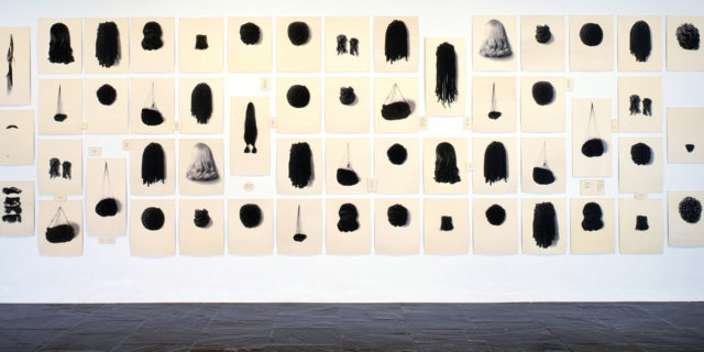 Lorna Simpson Wigs II, 1994-2006 Serigrafie auf 71 Filzpanelen (Bild und Text) 248,9 x 673,1 cm insgesamt Courtesy the artist, Salon 94, New York; and Galerie Nathalie Obadia, Paris / Brussels © Lorna Simpson