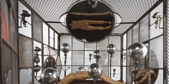 Louise Bourgeois IN AND OUT, 1995 (detail) Metal, glass, plaster, fabric and plastic Cell: 205.7 x 210.8 x 210.8 cm Plastic: 195 x 170 x 290 cm Collection The Easton Foundation Photo: Christopher Burke © The Easton Foundation / VG Bild-Kunst, Bonn 2015