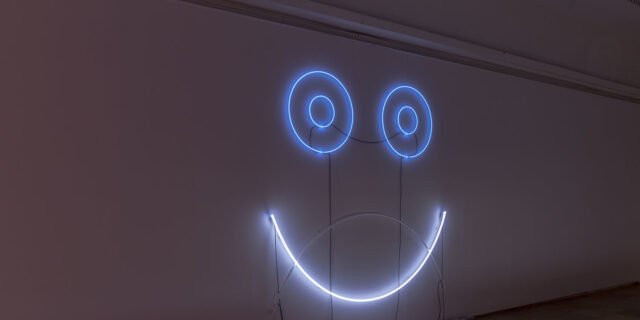 Adele Röder Installationsansicht Haus der Kunst COMCORRÖDER Mask Totem (Part Four) C-Component und Umlaut Neon Lights (Neon / Argon / Krypton / Mercury), 2010/2015. Serie "O L Y M P I A, or: Message from the Dark Room" Foto: Maximilian Geuter