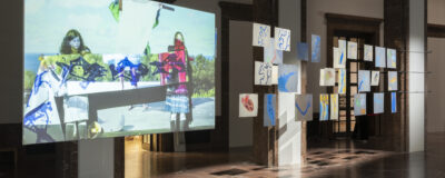 Joan Jonas, „Rivers to the Abyssal Plain“, Installationsansicht Haus der Kunst 2022, Foto: Maximilian Geuter